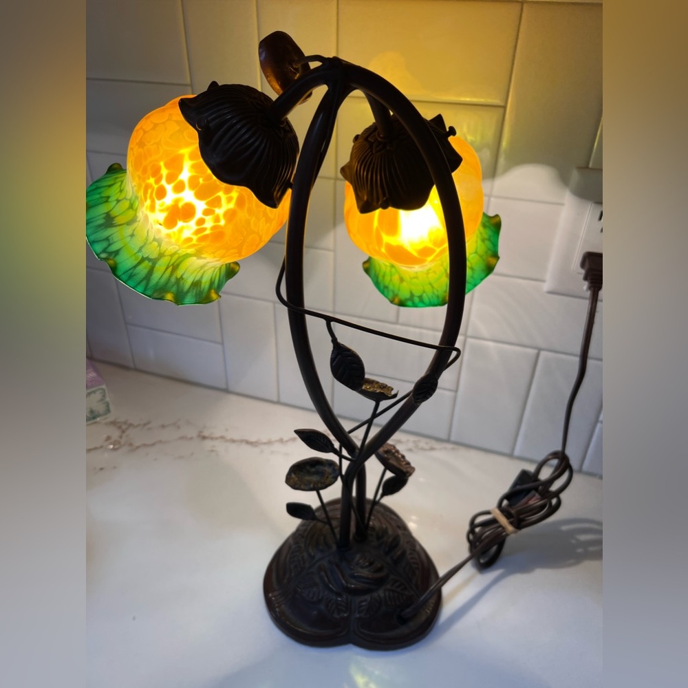 vintage glass tulip lamp tiffany style - Picture 6 of 7